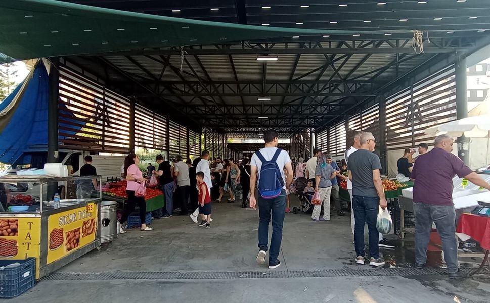 Mersin'de pazara yoğun ilgi, tezgahlarda fiyat mesaisi