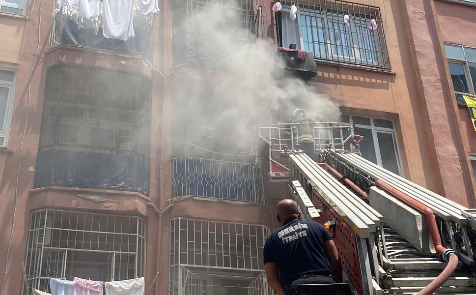 Mersin'de Çakmak Caddesi'nde Yangın: Evde kimsenin olmaması teselli oldu