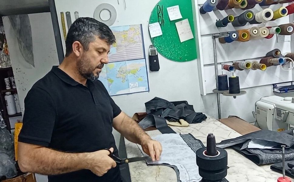 Yıpranan deri atölyede hayat buluyor