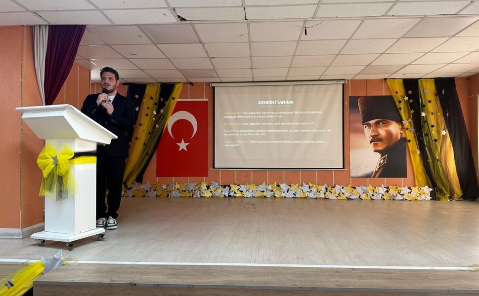 Gençlerin geleceğine kariyer merkezi dokunuşu