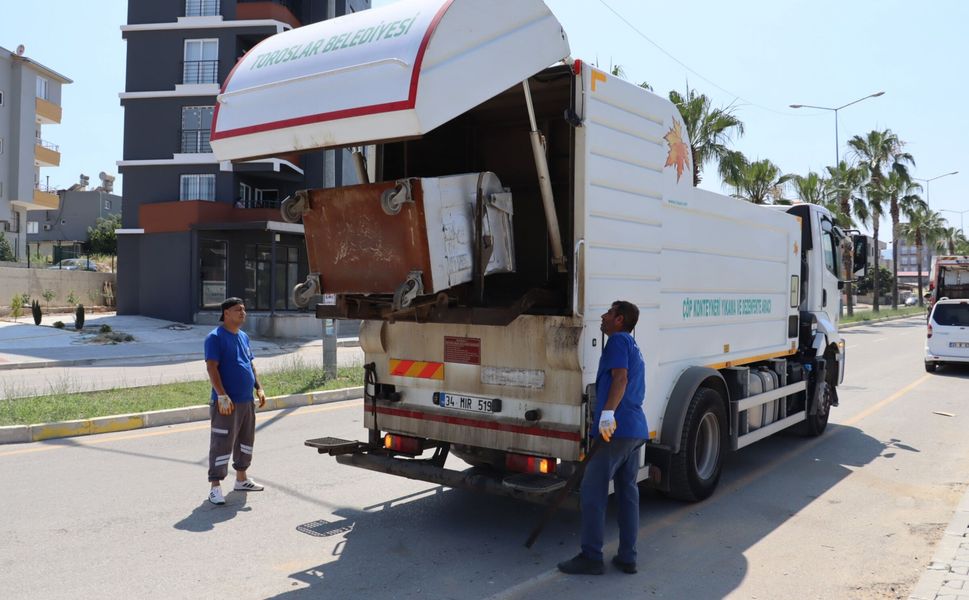 Toroslar’da çöp konteynerleri yıkanıp dezenfekte ediliyor