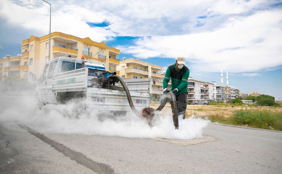 Mersin Büyükşehir ekipleri binlerce noktada ilaçlama çalışması yapıyor