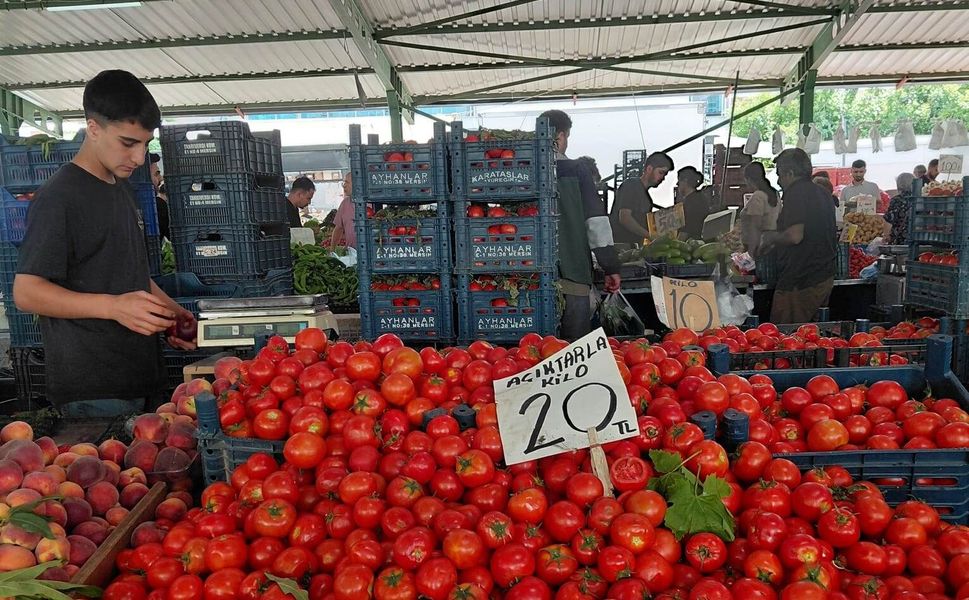 Pazarda domates 20 lirayı gördü