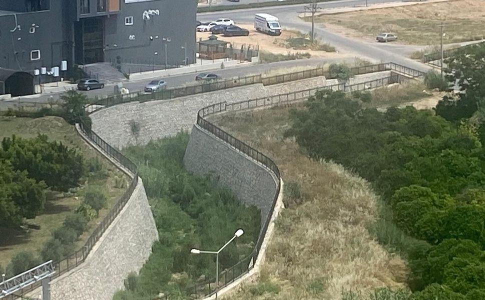 Temizlenmeyen dere yatağı sinekle mücadeleye darbe vuruyor