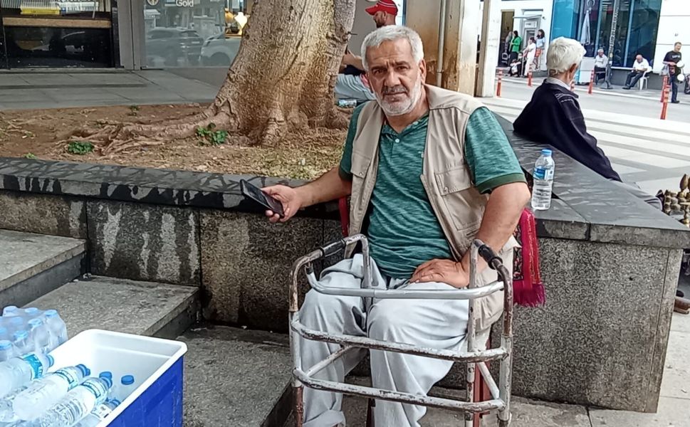 9 ameliyat geçirdi, hayata su satarak tutundu