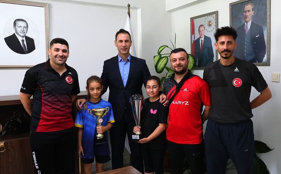 Masa tenisinde başarı elde eden sporcular tebrik edildi