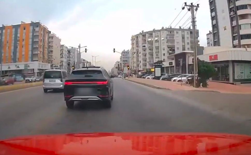 Kırmızı ışık ihlali yaparak trafiği tehlikeye atan sürücüler yakalandı