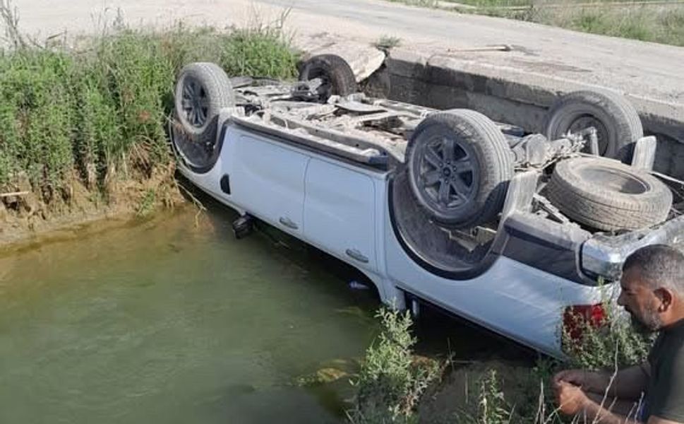Sulama kanalına düşen araçtan sağ çıktı