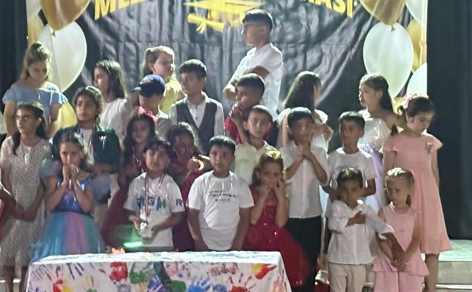 Bu mezuniyeti bütün mahalle kutladı