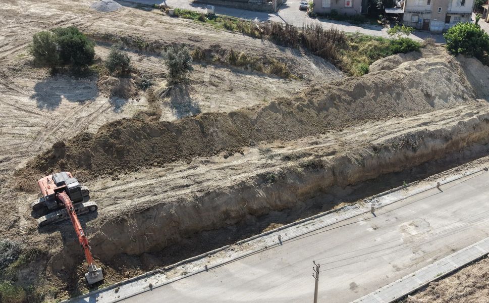 Tarsus'ta heyelan riskine karşı 240 metrelik istinat duvarı