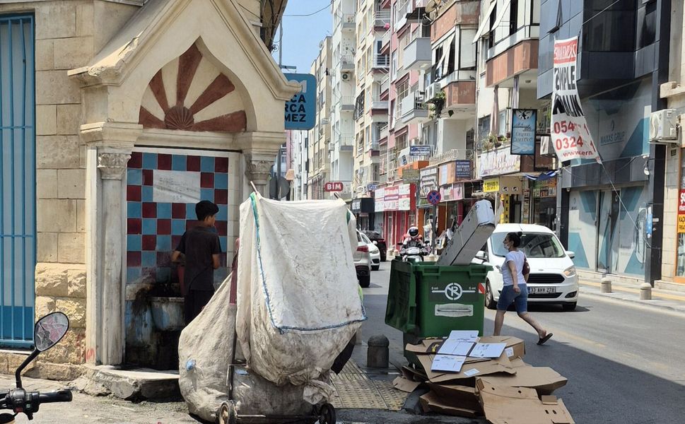 Tarihi çeşmeden çekçek arabasına kova kova su