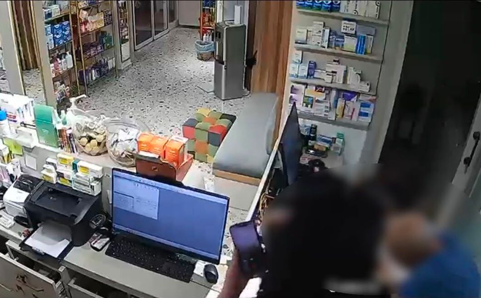 Mezitli'de eczaneye gasp: Şüpheli kısa sürede yakalanarak tutuklandı