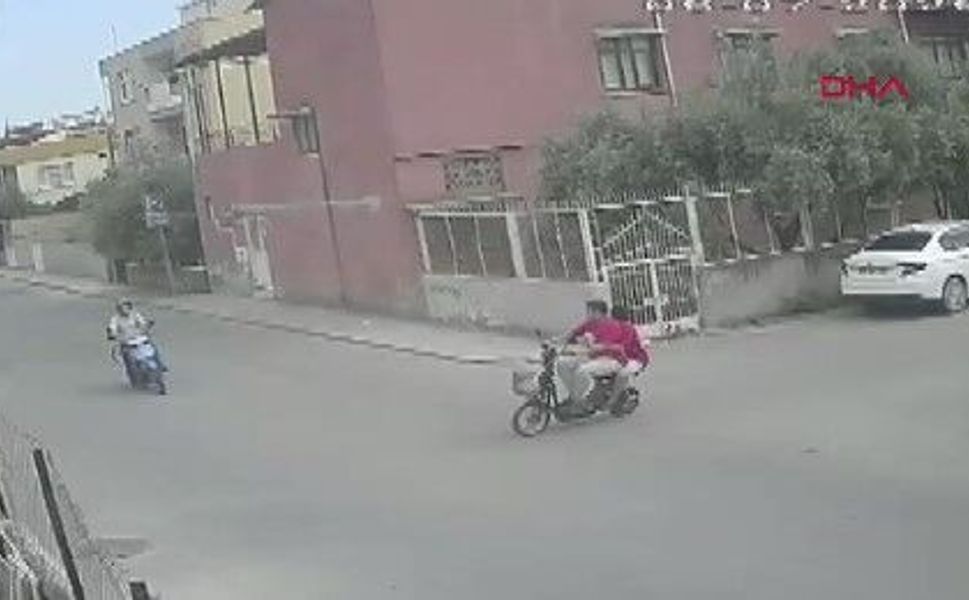 Tarsus'ta 2 motosiklet çarpıştı