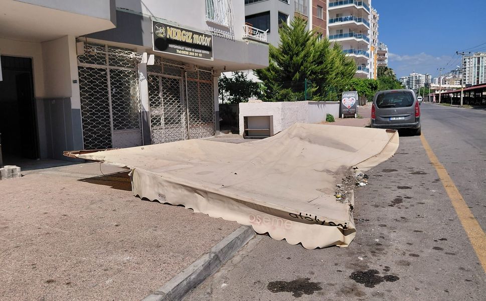 Mersin’de şiddetli fırtınada ağaç dalları kırıldı tenteler uçtu