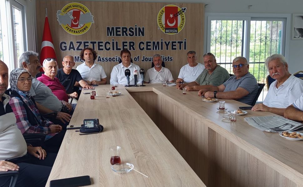 Gazeteciler 24 Temmuz'un yıldönümünde sansürü konuştu