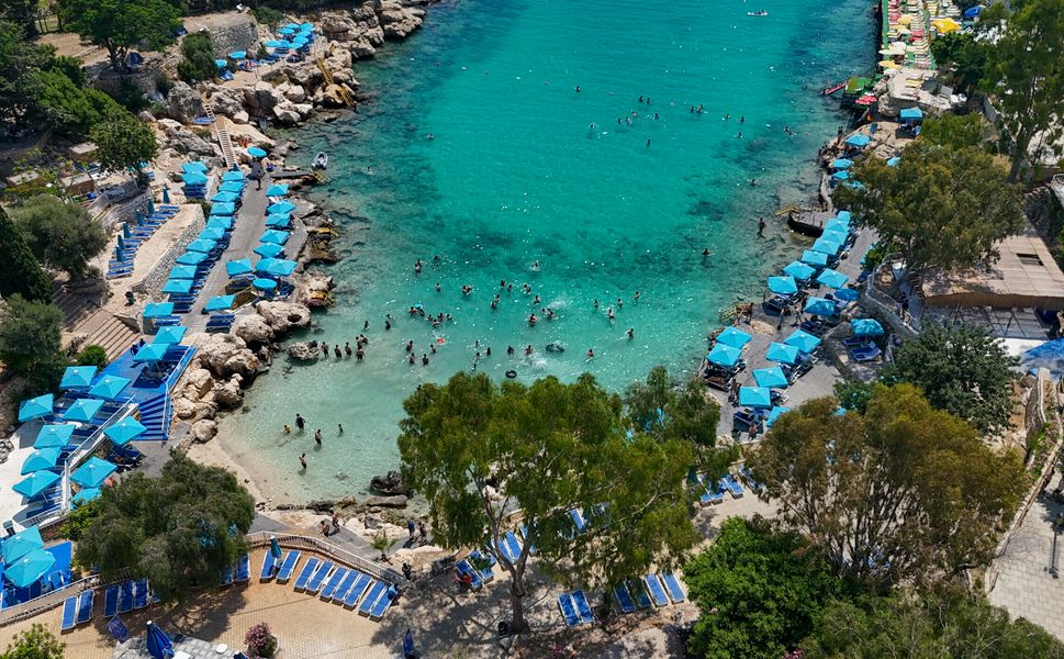 Mersin'in mavi bayraklı plajları yazın gözdesi olmayı sürdürüyor