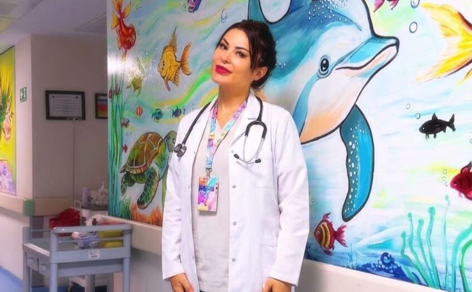 Çocukların acılarını gülüşüyle tedavi etmeye çalışıyor