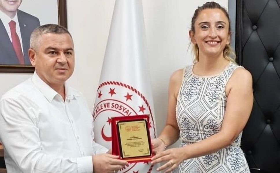 Mutluluk Gönüllülerine teşekkür plaketi