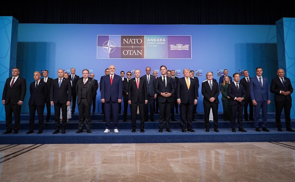 NATO Zirvesi'nde aile fotoğrafı çekildi