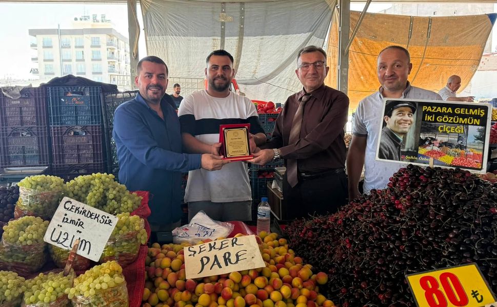 Mersin’de örnek pazarcıya plaketli teşekkür dönemi