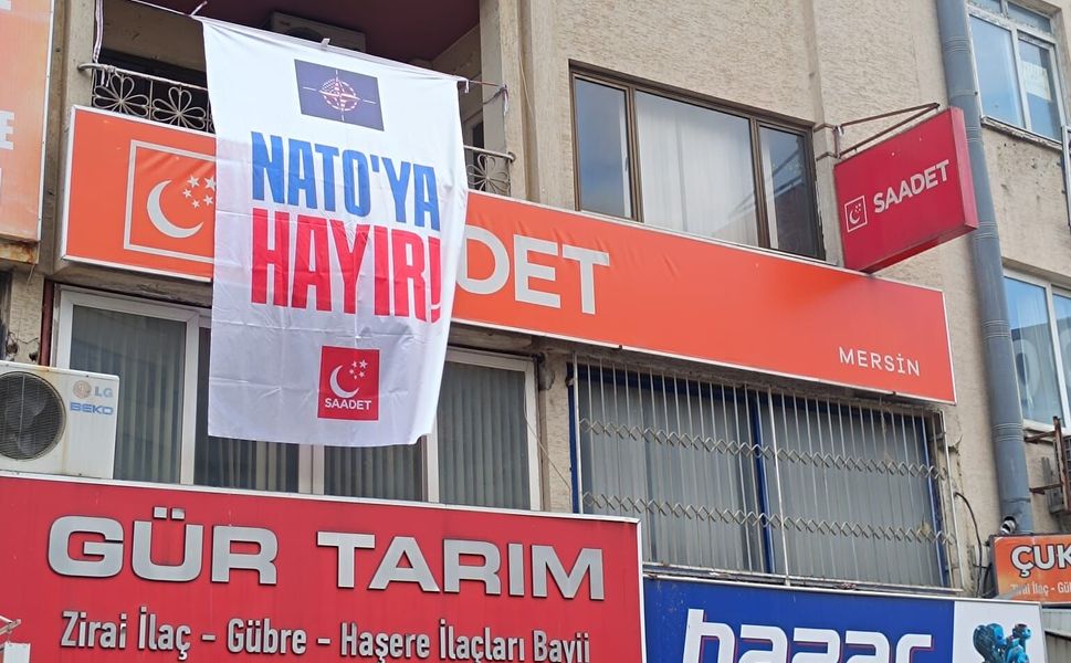 Saadet Partisi'den "NATO'ya Hayır" pankartı söküldü