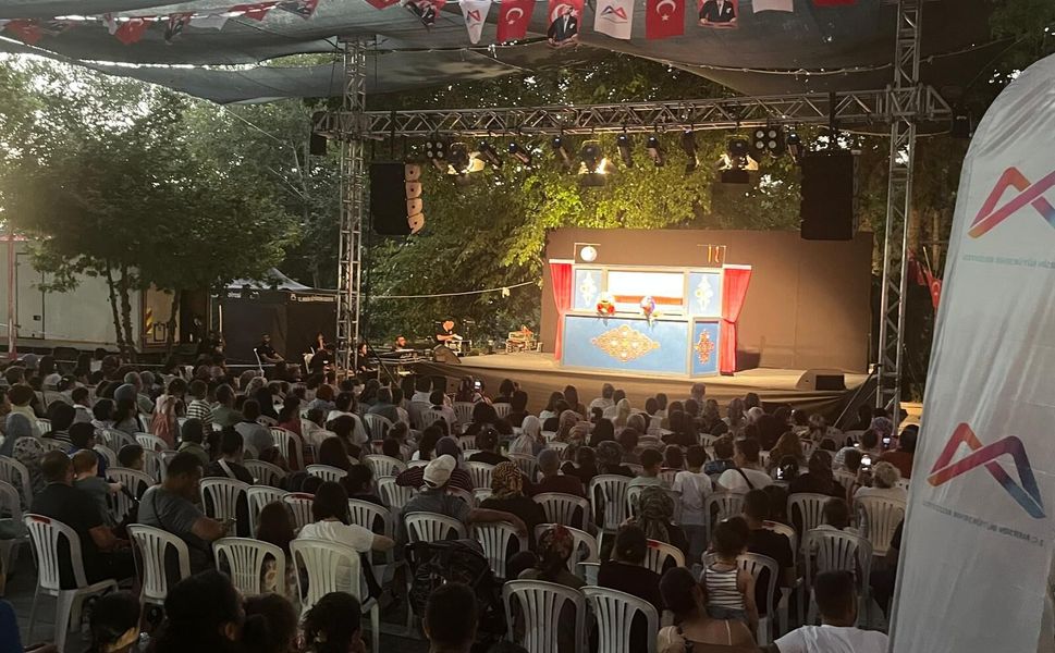 Şehir Tiyatrosu ilçe ilçe gezerek yurttaşlarla buluştu
