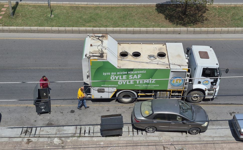 Vatandaşa güzel koksun diye çöp konteynerleri yıkanıyor