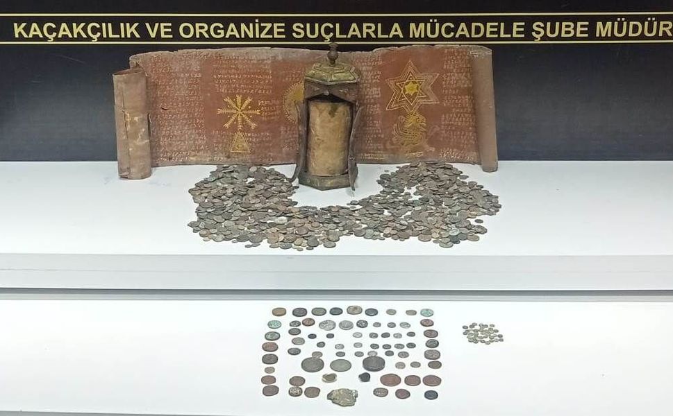 Duvar saatlerinden yasaklı madde, adresten tarihi eser çıktı