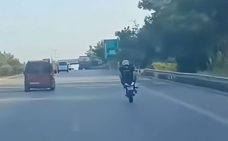 Trafikte tek tekerlek yapan motosiklet sürücüsüne 46 bin lira ceza