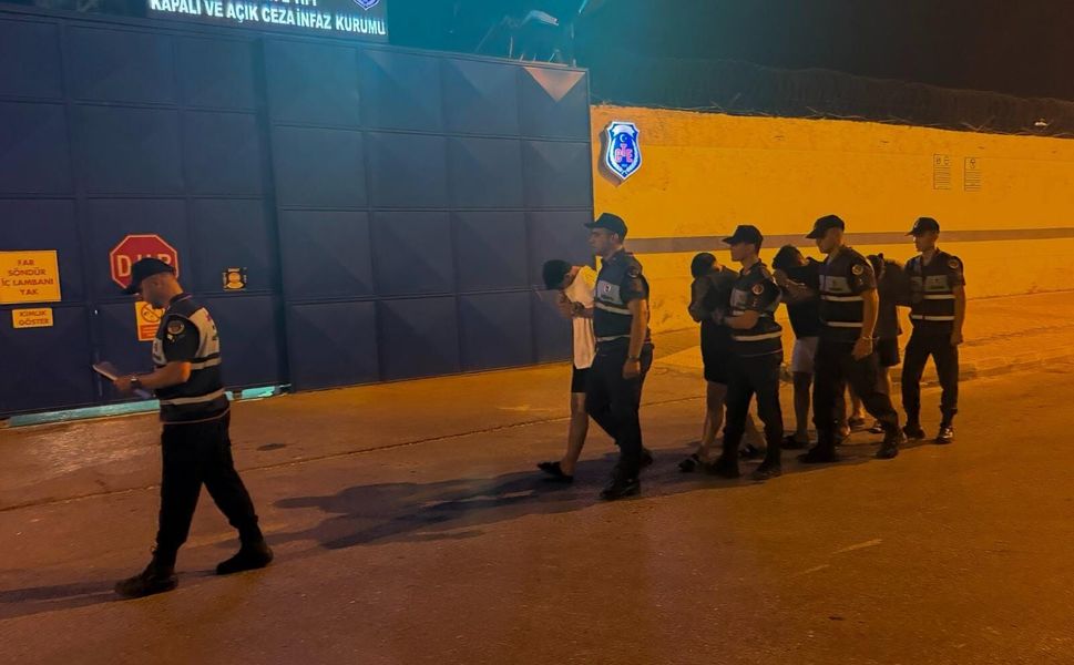 Kimlik kontrolü yapan polislere saldıranlar tutuklandı