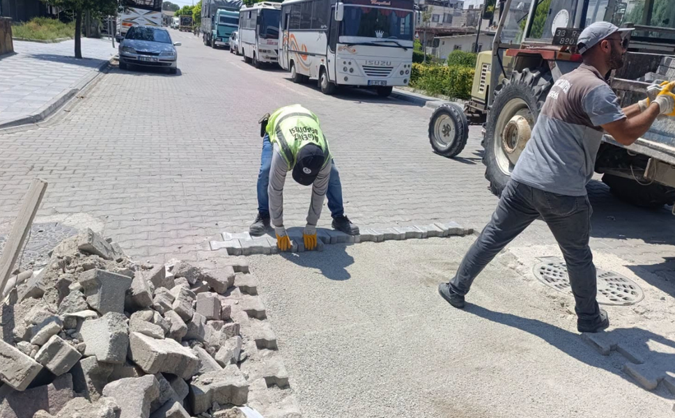 Akdeniz’de yol ve kaldırım bakım çalışmaları sürüyor