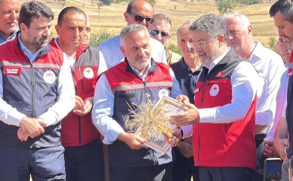 Bakan Yumaklı: Hasat sezonunu 140 milyon tonluk rekor üretimle kapatacağız
