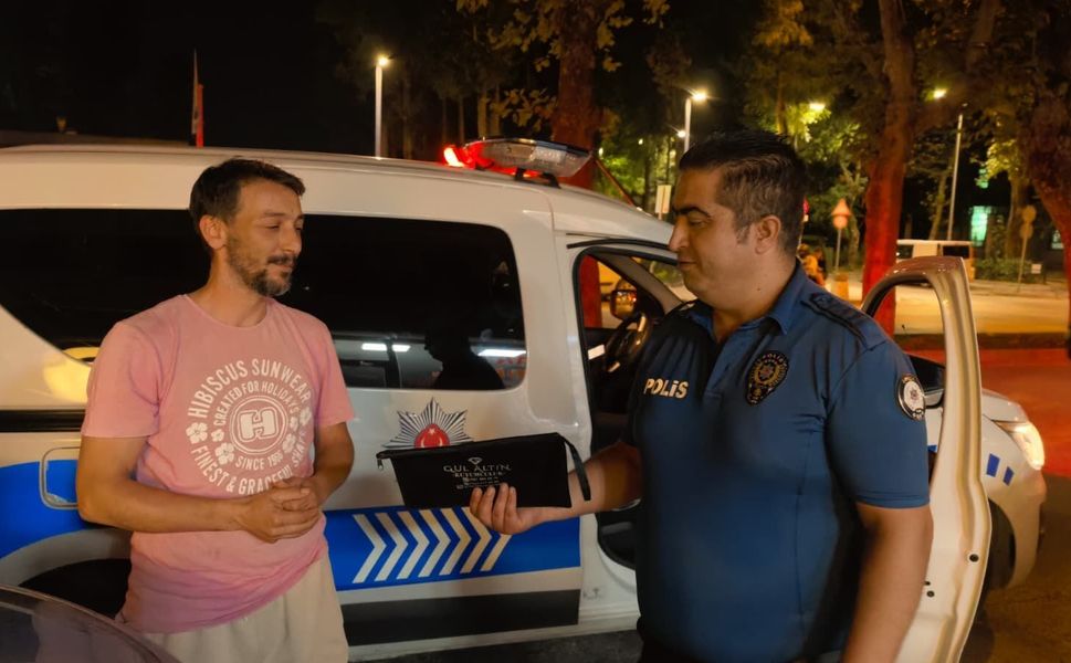 Aracın üzerindeki çantada 30 bin TL buldu polise teslim etti