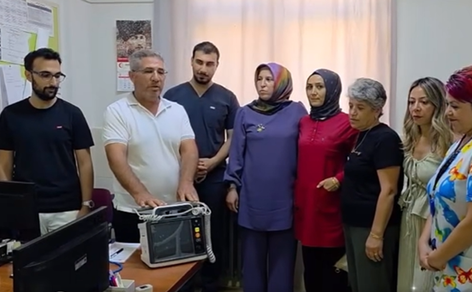 Annesinin ve babasının anısını 200 bin liralık bağışla yaşattı