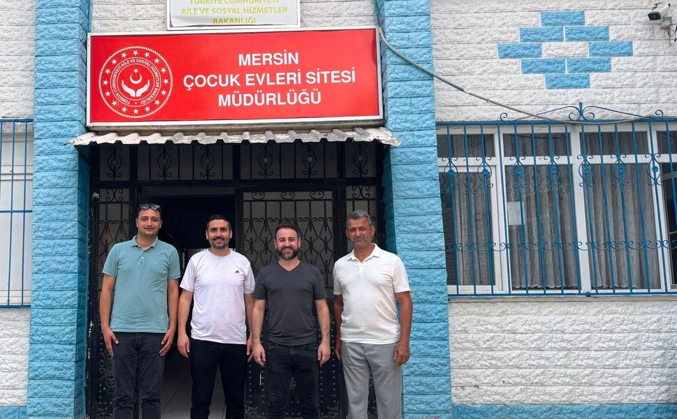 Onlarca kimsesiz çocuğu tıraş ederek sevindirdi