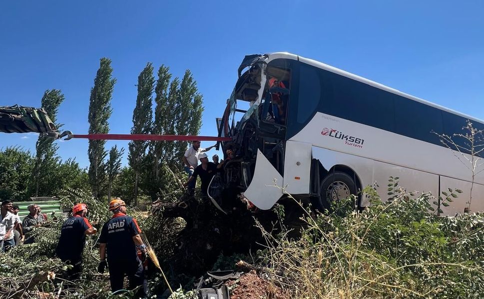 Diyarbakır’da otobüs şarampole devrildi: 2 yaralı