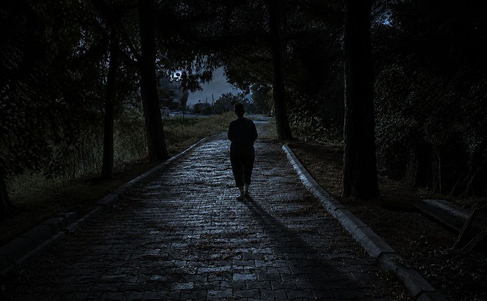 Akşam olunca bu parkta yürümek cesaret istiyor