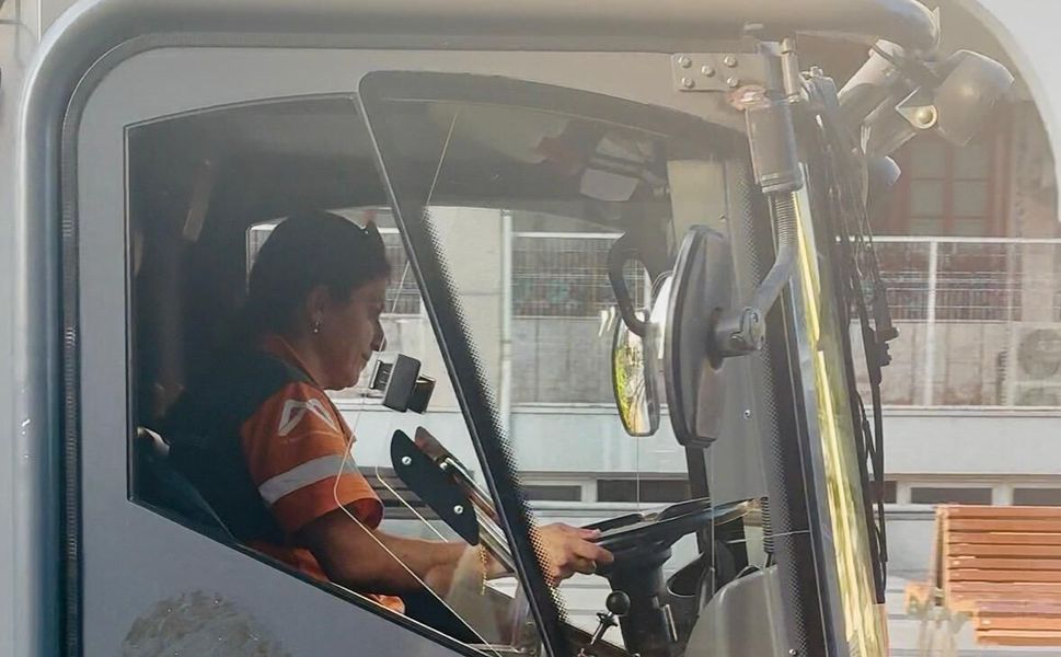 Direksiyonda kadın, sokaklarda titiz mesai