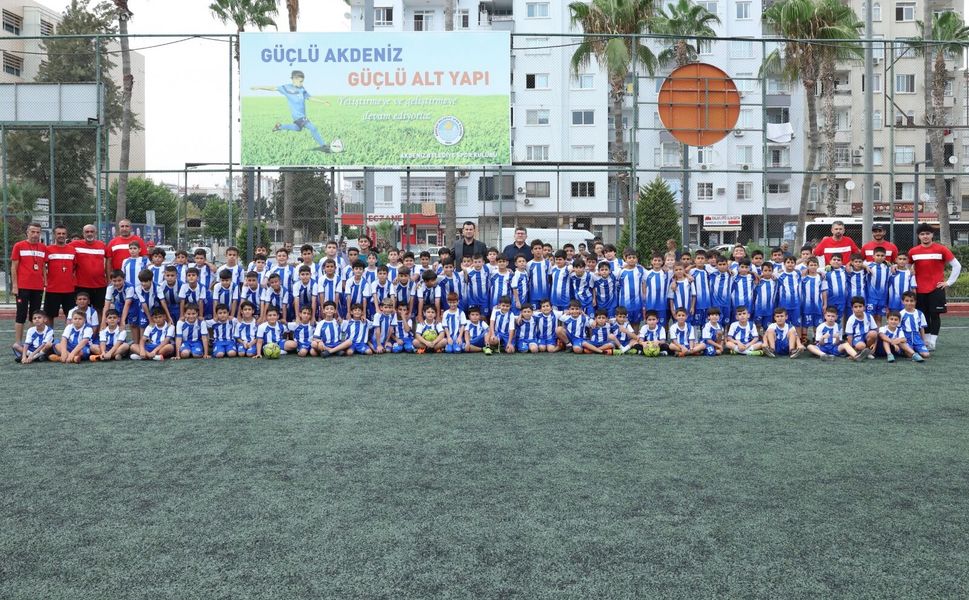Akdeniz'de Yüzlerce Çocuğa Sporla Dokunuyorlar