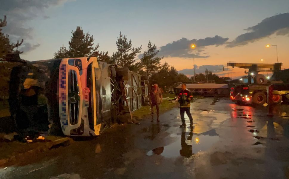 Yolcu otobüsü ile akaryakıt tankeri çarpıştı; 2’si ağır 35 yaralı