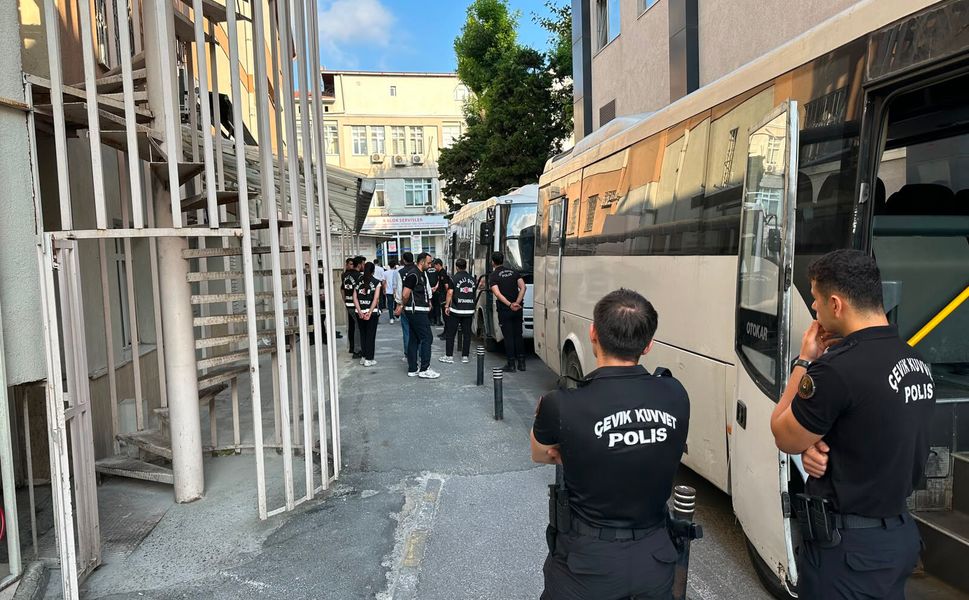 Kuşadası Belediyesi ile bağlantılı soruşturmada 14 şüpheli tutuklandı
