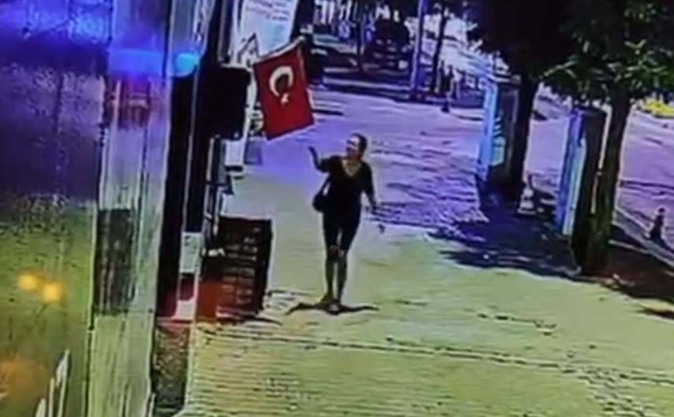 Mağazada asılı Türk bayrağını yakan şüpheli gözaltına alındı