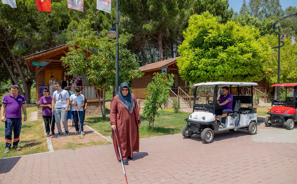 Beyaz bastonlular Tarsus Gençlik Kampı’nda doğayla buluştu