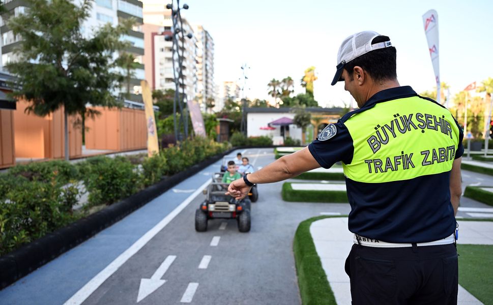 Trafik bilincinin temelleri küçük yaşta Büyükşehir ile atılıyor