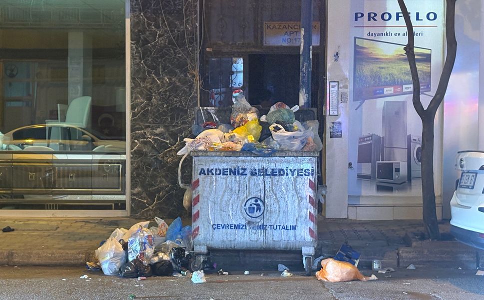 Yeni Mahalle’de taşan çöp konteyneri tepki çekti