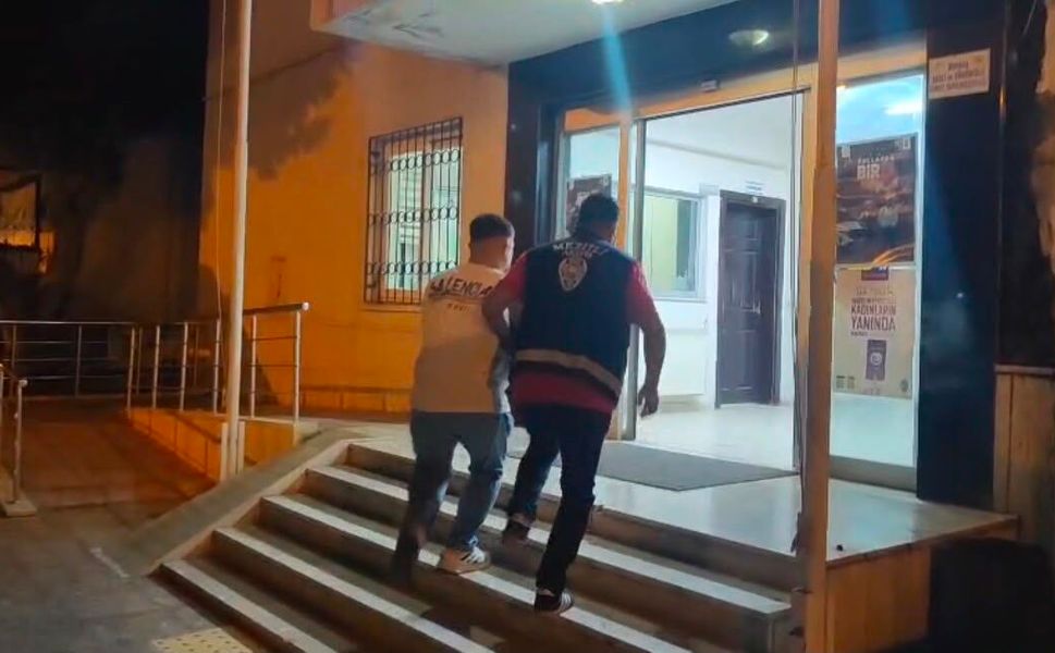 Mezitli’de araç camını taşla kırdı, kaçamadı