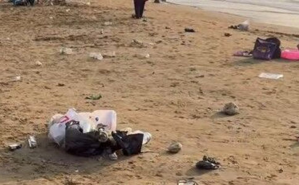 Serinlemek için denize girdiler, kumsalı çöplüğe çevirdiler