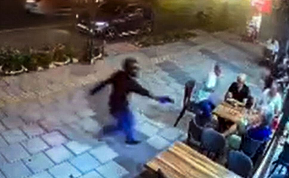 Tantunicide oturan site yöneticisine silahlı saldırıda yaralandı; olay anı kamerada