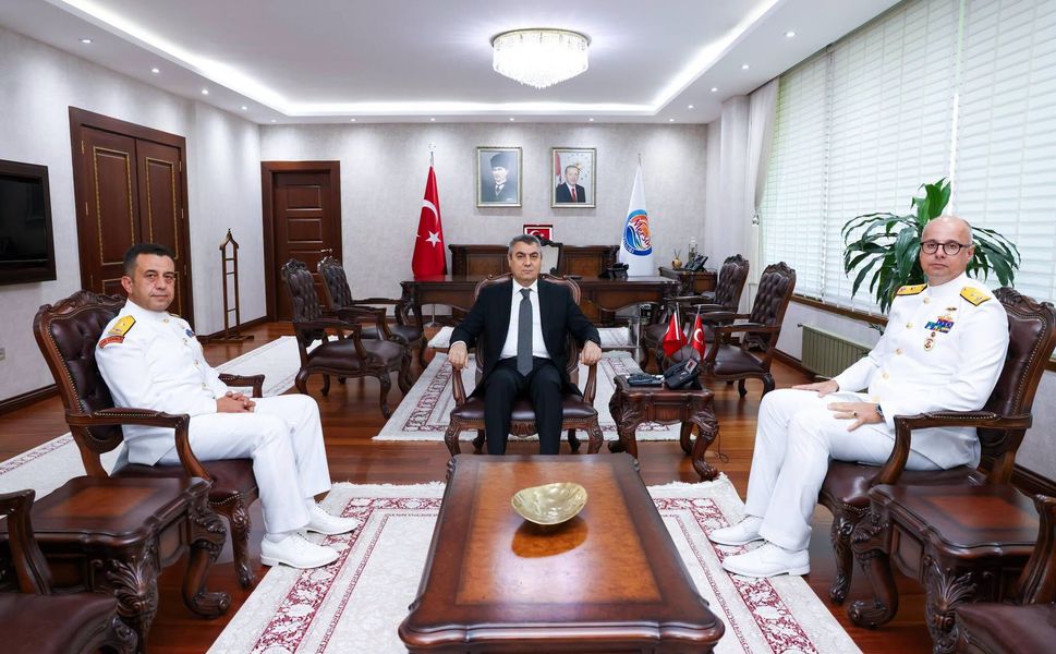 Mersin Valisi Toros, Sahil Güvenlik Akdeniz Bölge Komutanı Baysal’ı kabul etti