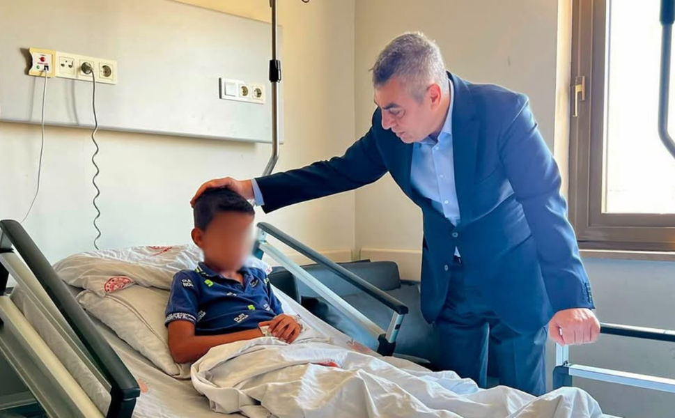 Vali Toros şiddete uğrayan çocuğu hastanede ziyaret etti